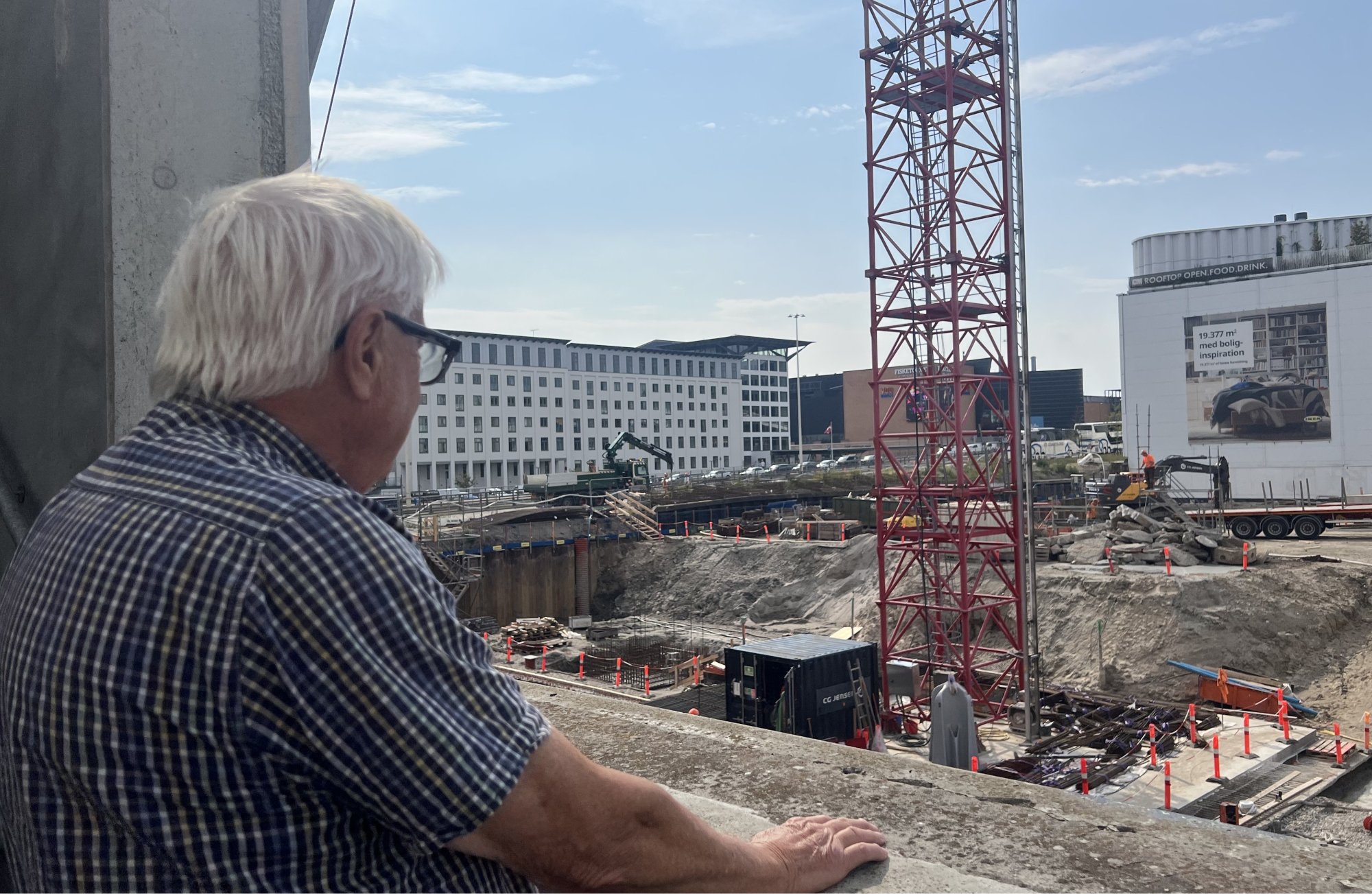 Niels Fennet skuer ud over sin byggeplads i København, hvor han er ved at bygge et større biograf- og filmimperium. Foto: Silla Bakalus