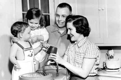 Buffet i 50'erne med sin kone Susan og to af deres tre børn.